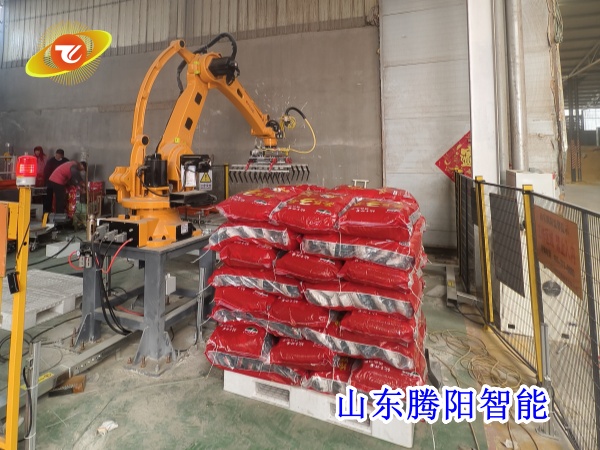 <strong>飼料自動化生產(chǎn)線的設(shè)備：定量包裝機(jī)、碼垛機(jī)器人</strong>